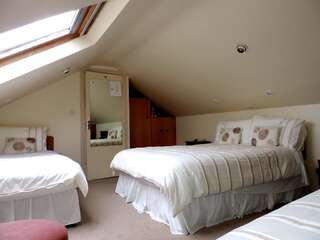 Отели типа «постель и завтрак» Kajon House B&B Clonmacnoise Трехместный номер, вид на сад-6